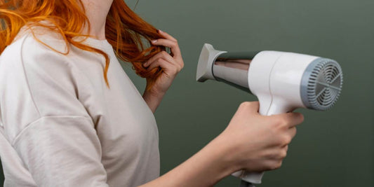 So schützt du deine Haare beim Haare föhnen richtig