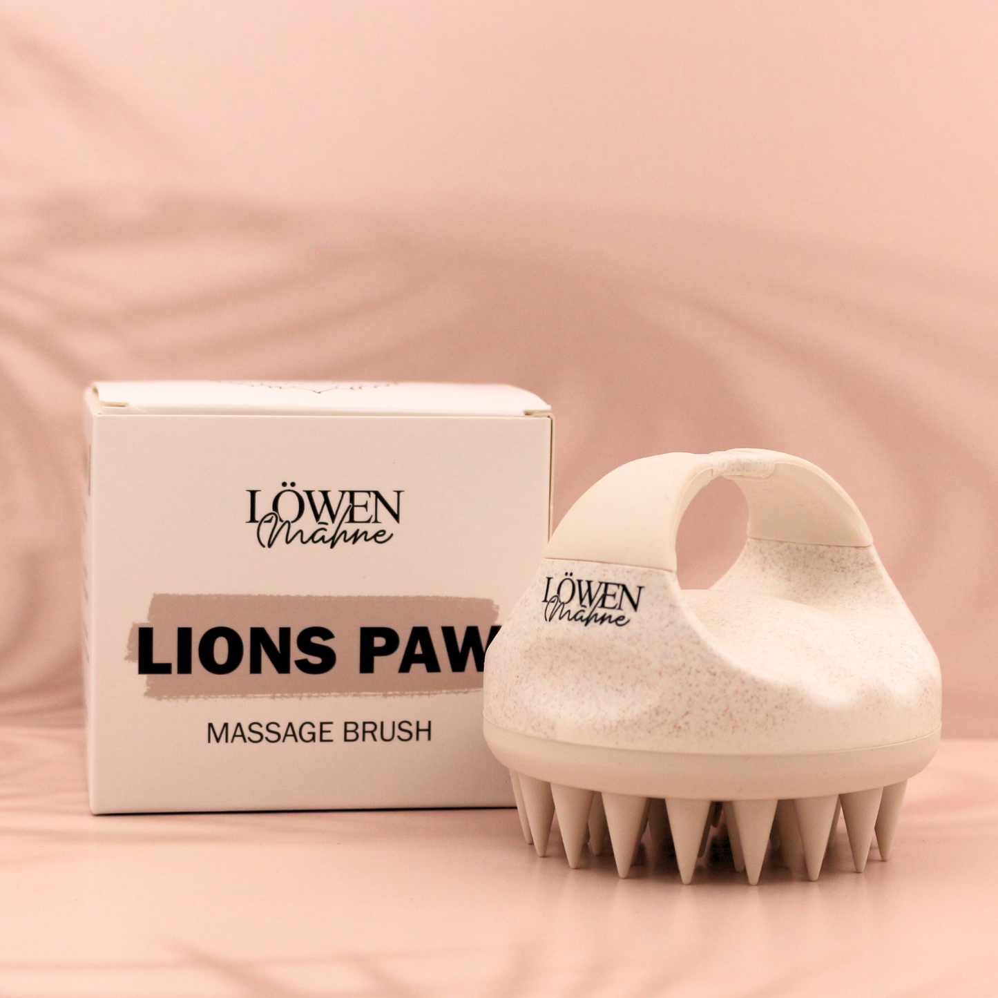 Lions Paw Massage Brush von Löwenmähne – Produkt mit Verpackung im Rosa-Setting