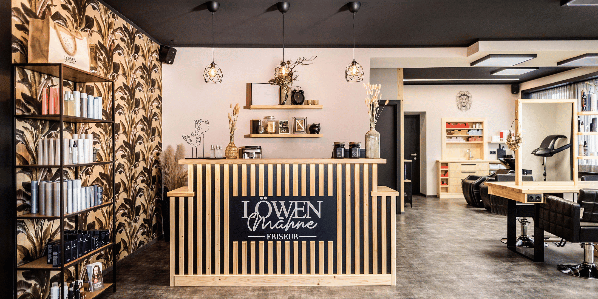 Löwenmähne Banner Salon front Ansicht mit Pult und Produkten