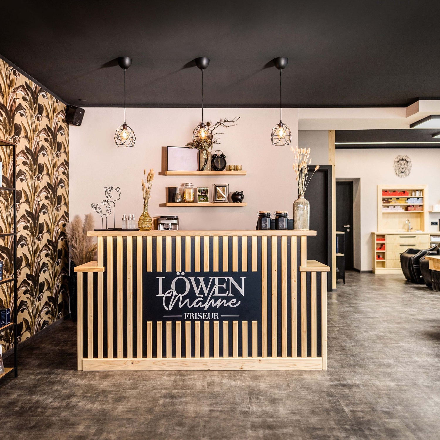 Löwenmähne Friseursalon von vorne mit Tresen und Deko
