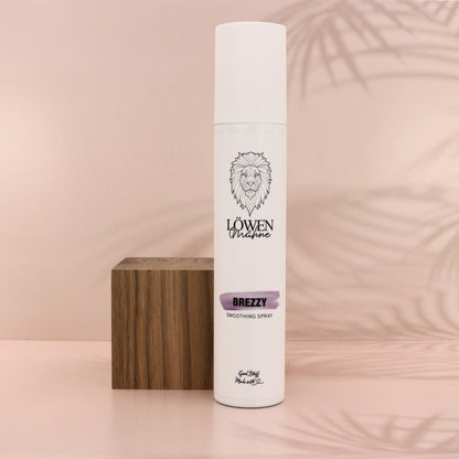 Löwenmähne Produkt Foto Brezzy Smoothing Spray Hintergrund Palmen
