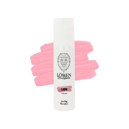Löwenmähne LION Cream Stylingcreme für flexiblen Halt und natürliche Haarstruktur vor rosa Hintergrund.