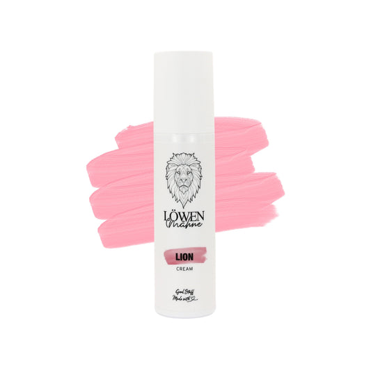 Löwenmähne LION Cream Stylingcreme für flexiblen Halt und natürliche Haarstruktur vor rosa Hintergrund.