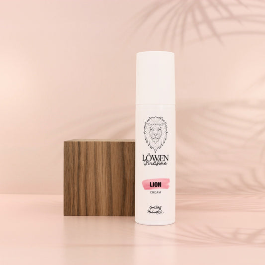 Löwenmähne LION Cream Stylingcreme für flexiblen Halt und natürliche Definition auf Holzpodest in modernem Ambiente.