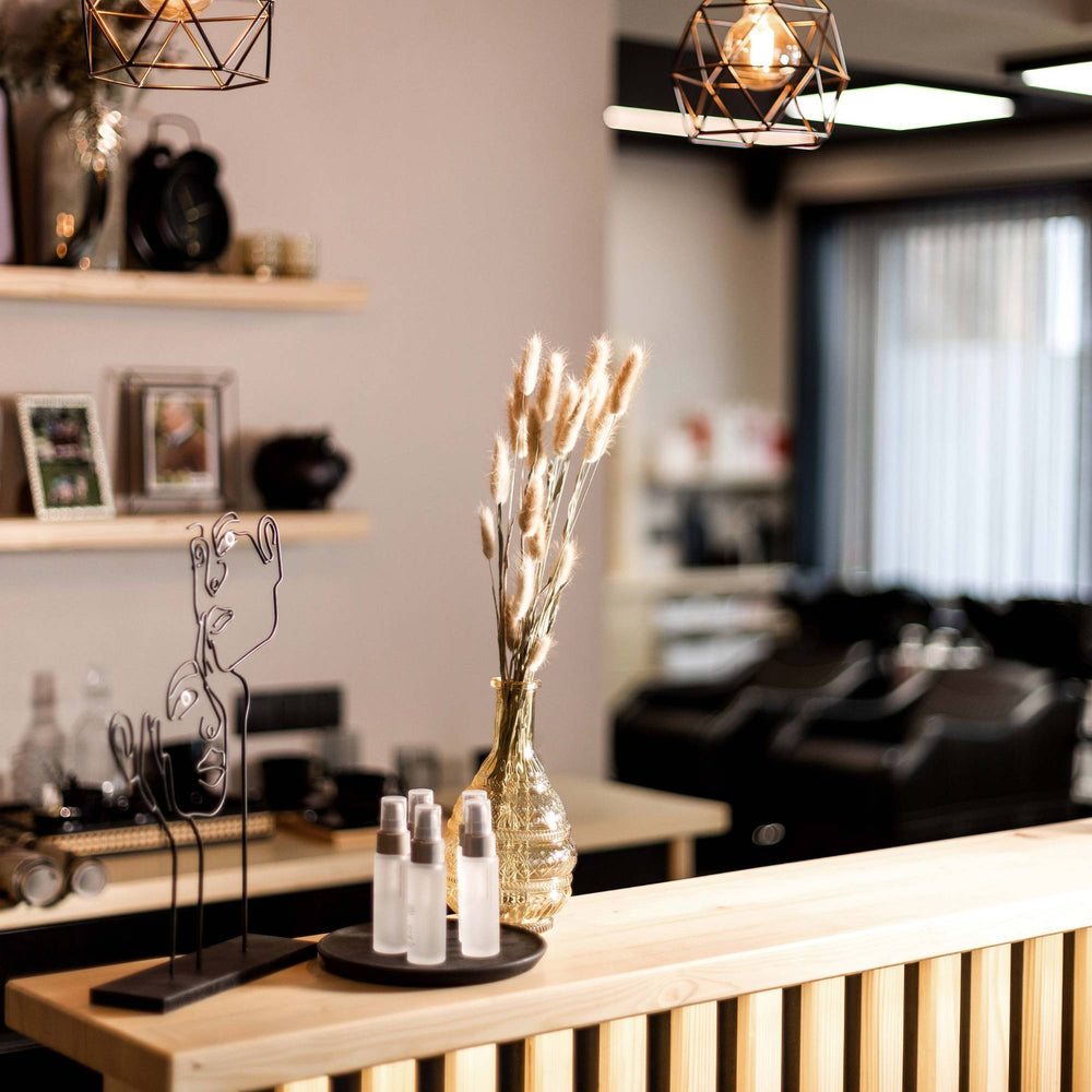 Löwenmähne Salon Pult Detailaufnahme mit Deko